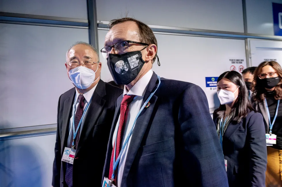 Espen Barth Eide klima- og miljøminister var til stede på COP26 i Glasgow. Her kommer han ut fra møte med Xie Zhenhua – tidligere miljøvernminister i Kina.