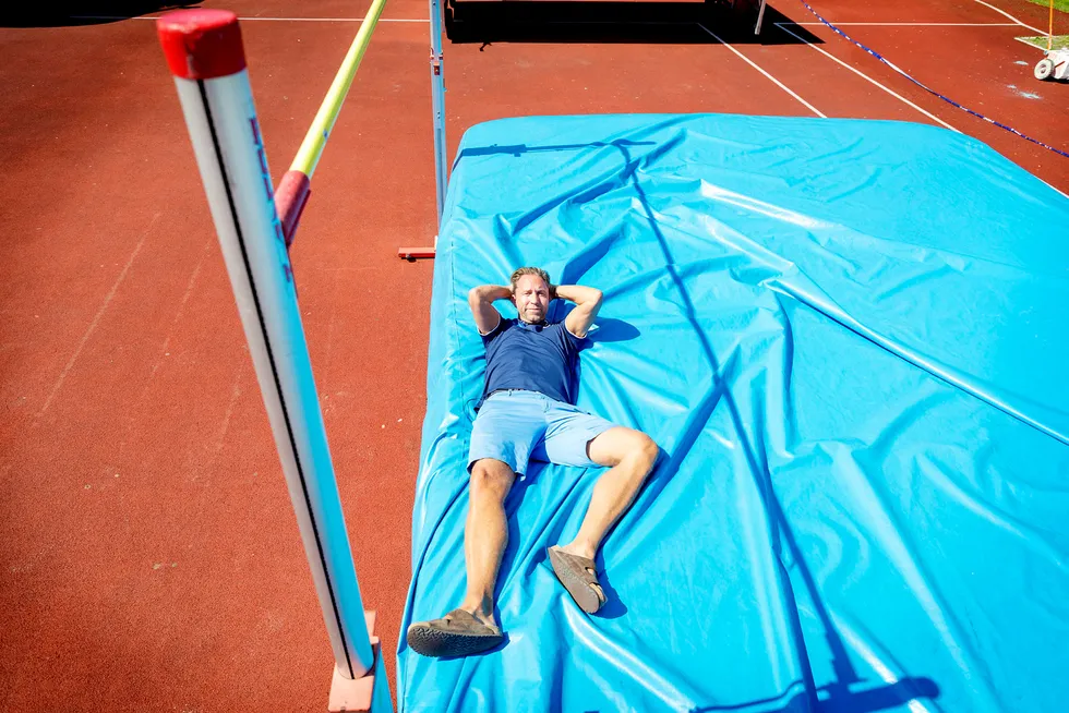 Steinar Hoen hviler foreløpig trygt på tjukkasen under listen som ligger på 2,37 – én centimeter over hans 21 år gamle norske rekord i høyde. Foto: Gunnar Lier