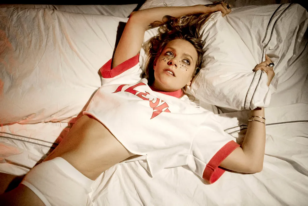 I sengen. Låtskriveren og artisten Tove Lo lager moderne og egenrådig popmusikk, med en personlig form for frigjorthet. Foto: Universal Music