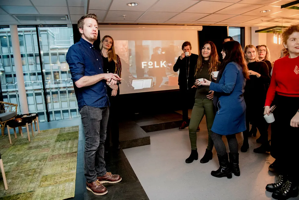 Preben Carlsen (39) er styreleder og Ida Pernille Hatlebrekke (27) (bak) er daglig leder i «Folk» – et slags gründerverksted som skal løse fremtidens problemer i Oslo. Foto: Fartein Rudjord