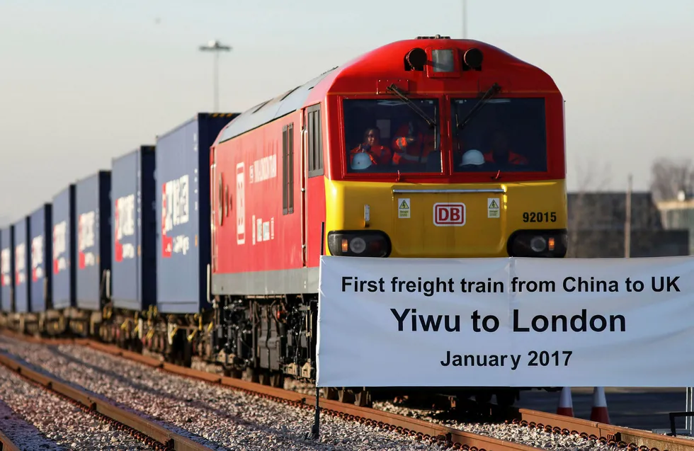 18. januar kom det første godstoget som betjener ruten mellom England og Kina frem til London Eurohub. Toget brukte 18 dager på den 12.000 kilometer lange turen. Foto: Chris Ratcliffe/Bloomberg