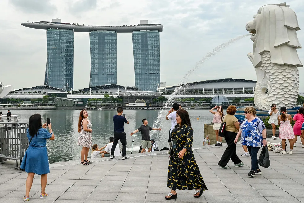 Hovdindeksen ved Singapore-børsen er i ferd med å slå en over 17 ,år gammel rekord. Her fra sentrumsområdet med Merlion-statuen og Marina Bay Sands i bakgrunnen.