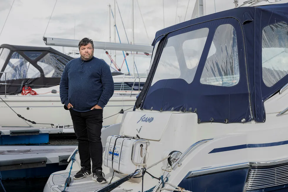 Narvikingen Mike Jostein Jakobsen vant frem i lagmannsretten etter tap i tingretten for en ødelagt båtmotor. – De dømte ut fra sakens innhold, mener Jakobsen her ved sin «Scand» i marinaen i Narvik.