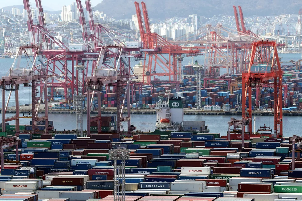 Kina, India og Sørøst-Asia har høy aktivitet i økonomiene. Den handelsavhengige sørkoreanske økonomien opplever et kraftig fall i eksporten. Underskuddet på handelsbalansen for de to første månedene har aldri vært større. Her fra containerhavnen i Busan, som er den største i Sør-Korea.