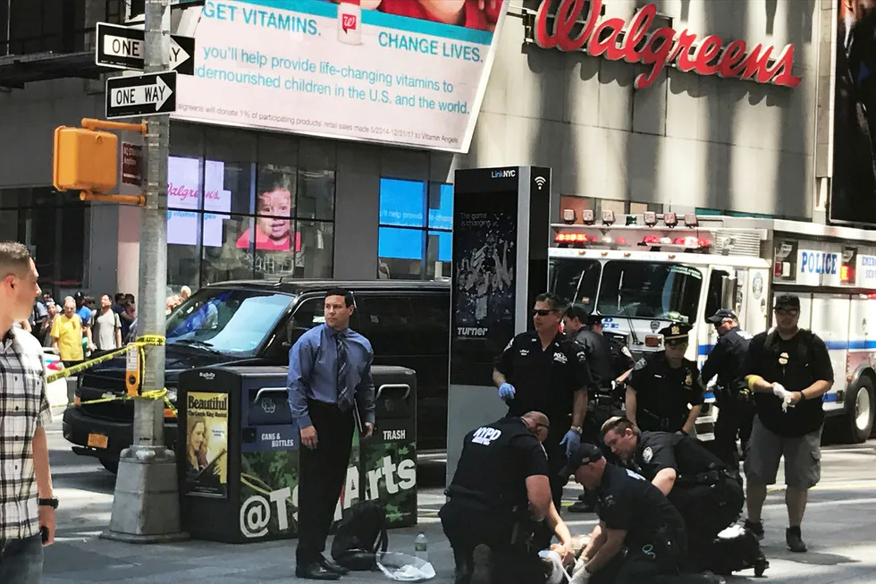 En skadd person tas hånd om av hjelpepersonell på fortauet ved Times Square i New York etter at en bil kjørte opp på fortauet og traff flere fotgjengere i høy fart, ifølge Reuters, som har hovedkvarter like i nærheten. Foto: STAFF