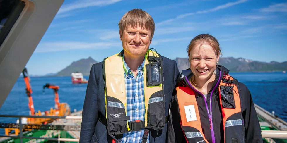 Nordlaksgründer Inge Berg sammen med datteren Therese Berg om bord på Havfarmen.