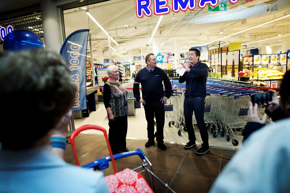 REMA 1000 fra åpnningen av butikk nummer 600 i Sandnes. Fra venstre: Anne Johanne Klungtveit, Kjetil Klungtveit og Ole Robert Reitan. Foto: Tomas Larsen