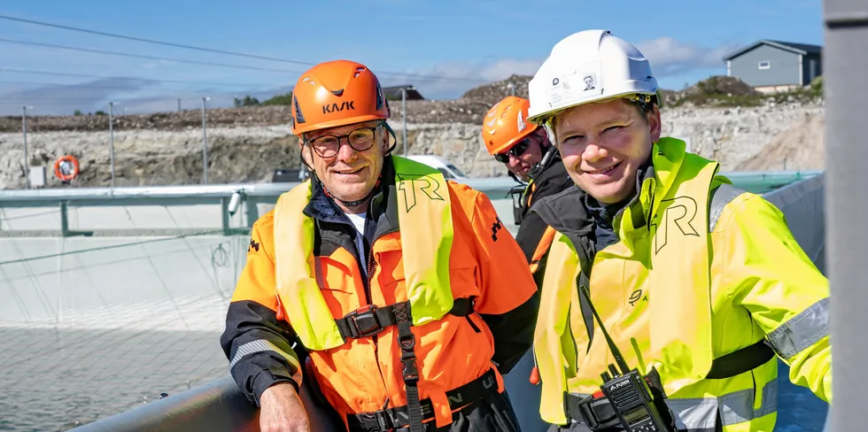 Styreleder Roger Mosand og administrerende direktør Martin Rasmussen i Andfjord Salmon var til stede under dagens smoltutsett.