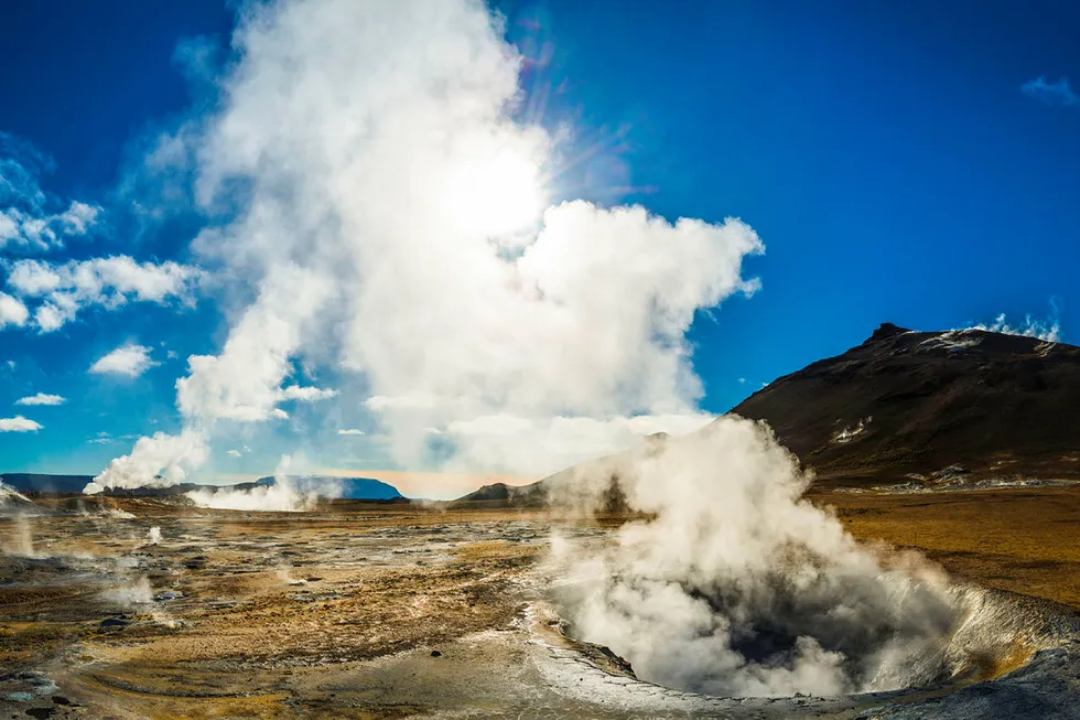 Jordvarme er lettest tilgjengelig der kontinentalplatene møtes – som på Island, hvor jordskorpen er tynnest. På slike steder er det lettest å hente opp varme med høy nok temperatur til at den kan lages strøm.