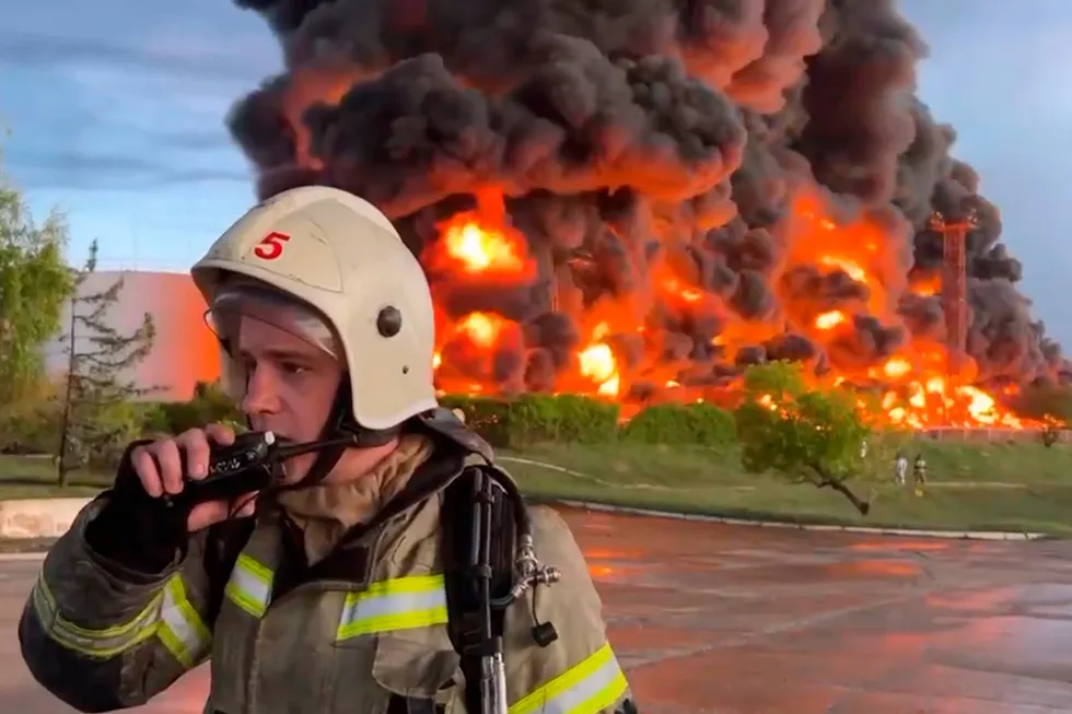 Her brenner et russisk drivstofflager ved Sevastopol på Krimhalvøya, etter et ukrainsk droneangrep i 2023. Men råvareanalytiker mener hendelser som dette i liten grad påvirker oljeprisen.