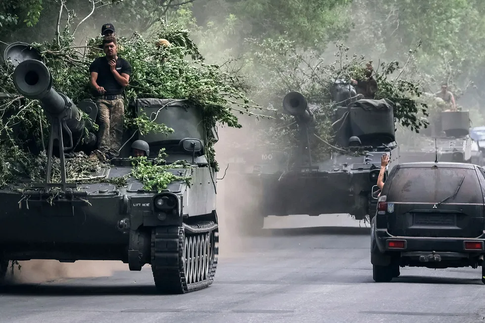 Risikoen Nato unngår i Ukraina, øker i Europa dersom krigen tapes. Avbildet er ukrainske soldater om bord i en amerikansk stridsvogn i Donetsk-regionen mandag denne uken.