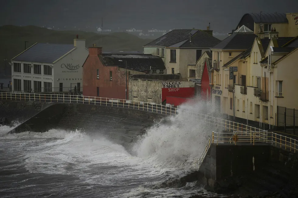 Stormen Ophelia har kommet til Irland og feier her inn over småbyen Lahinch i County Clare. To personer har foreløpig omkommet. Foto: CLODAGH KILCOYNE/Reuters/NTB Scanpix