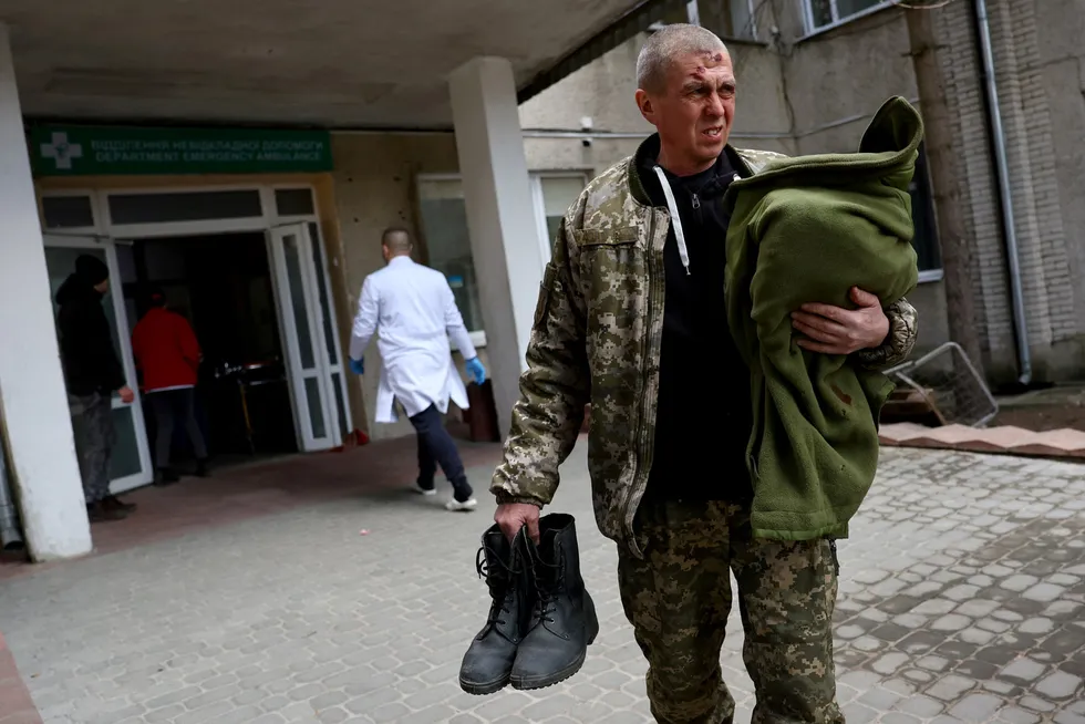Russland har angrepet en ukrainsk militærbase nær Lviv søndag morgen, der denne sårede mannen har kommet seg til sykehus.