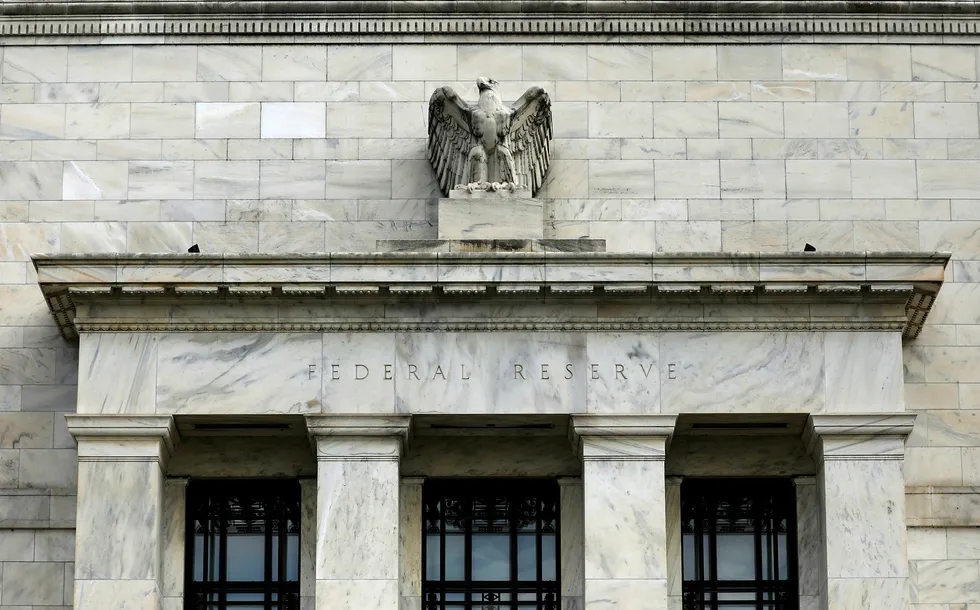 Sentralbankene, som Federal Reserve i Washington, D.C., har nøkkelrollen i denne finansielle runddansen.