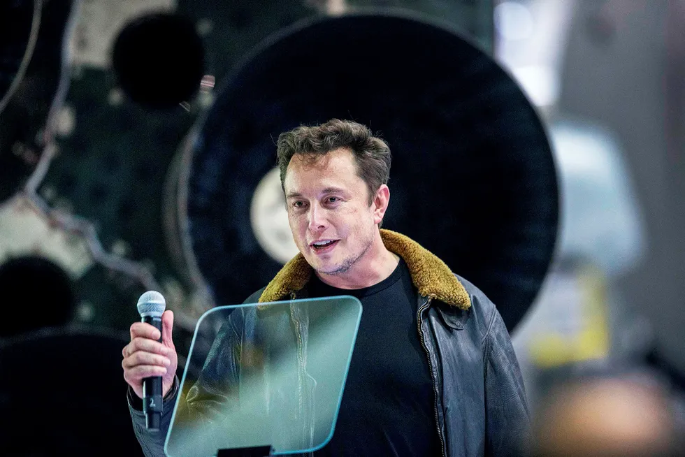 Tesla-sjef Elon Musk har inngått forlik med det amerikanske finanstilsynet (SEC).