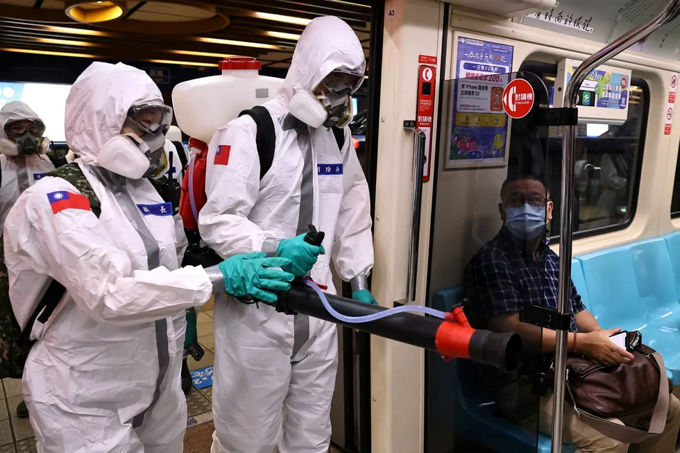 Taiwan hadde under 1000 smittetilfeller totalt fra pandemiens begynnelse frem til begynnelsen av mai. Nå er det over 500 nye smittetilfeller daglig. Soldater er satt inn for å desinfisere blant annet undergrunnsbanen i hovedstaden Taipei – som her på tirsdag.