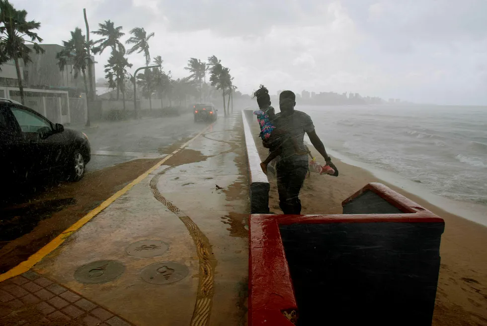 Orkanen Maria herjer i Karibia. Ifølge klimaforskning vil et varmere klima gi kraftigere ekstremvær. Ny forskning viser at verden kanskje har litt bedre tid enn antatt på å unngå de verste utslagene. Foto: Hector Retamal/AFP/NTB Scanpix