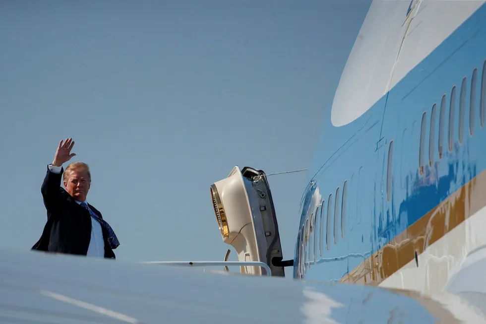 President Donald Trump flyr ofte, som her med Air Force One. Han har ingen formelle kvalifikasjoner innen luftfart.