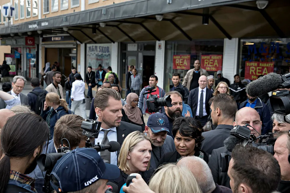 Innvandrings- og integreringsminister Sylvi Listhaug er på besøk i Stockholm for å se på hva svenskene har gjort i innvandrings- og integreringspolitikken. Turen gikk blant annet til Rinkeby. Foto: Aleksander Nordahl