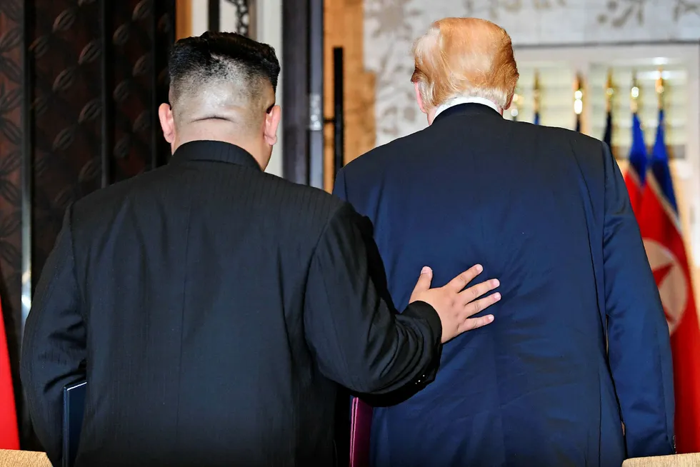 Ikke bare kan vi regne med at Kim Jong-un bryter avtalen, men det er sannsynlig at også Donald Trump gjør det. Kim var «liten og fet», men er nå bestevenn. Trump er fullstendig ustabil i sine politiske relasjoner. Foto: Saul Loeb/AFP/NTB Scanpix