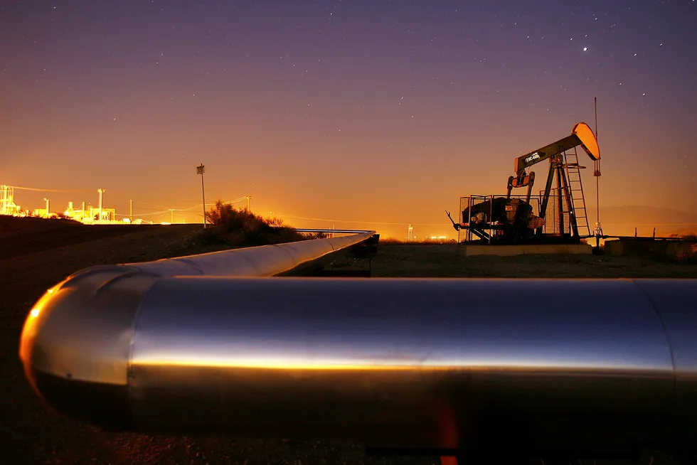 Stadig flere oljerigger i USA settes i produksjon igjen – og oljeproduksjonen øker. Det kan true hele Opec-avtalen fra i fjor, tror råvareekspert. Foto: David Mcnew/Getty Images/AFP photo/NTB Scanpix