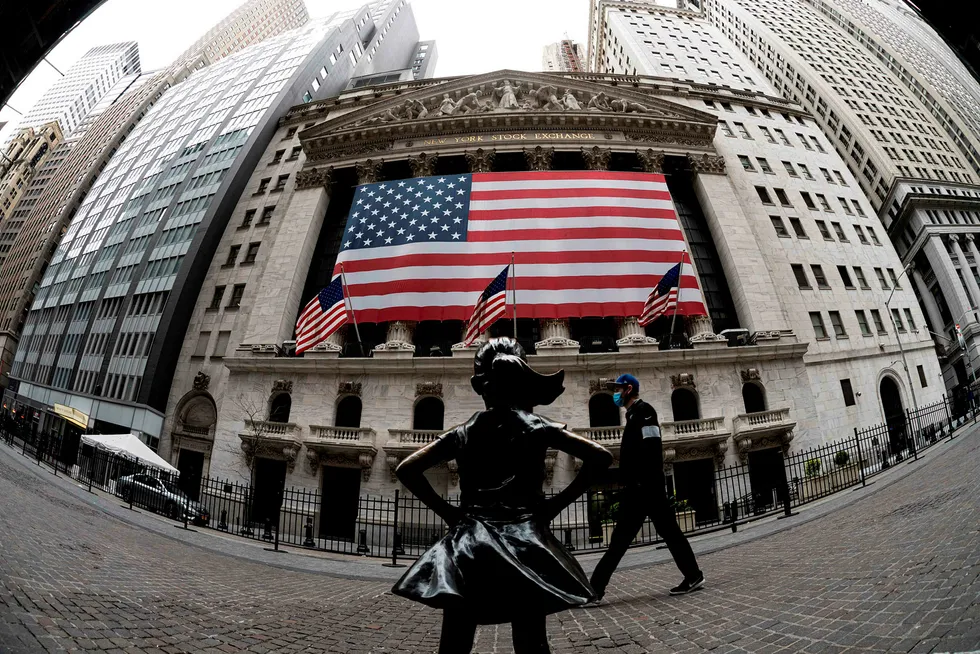 Utenfor New York Stock Exchange står «den fryktløse jenta». Statuen ble først oppført foran den ikoniske oksestatuen i anledning kvinnedagen i 2017 for å sende en beskjed om mangfold og oppfordre selskaper til å rekruttere kvinner til styrer og lederstillinger. Statuen ble senere flyttet slik at den står tvers over gaten for inngangen til New York-børsen.