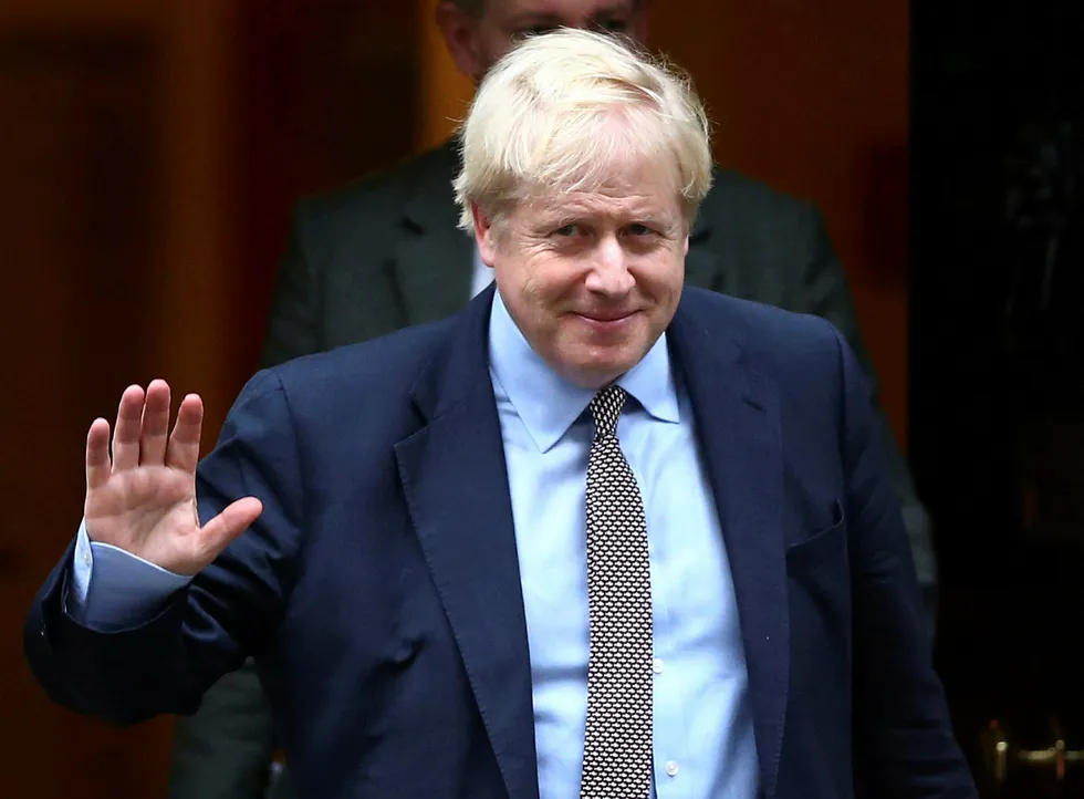 Statsminister Boris Johnson forlater her statsministerboligen i 10 Downing Street, på vei til parlamentet for å kunngjøre nyvalg.
