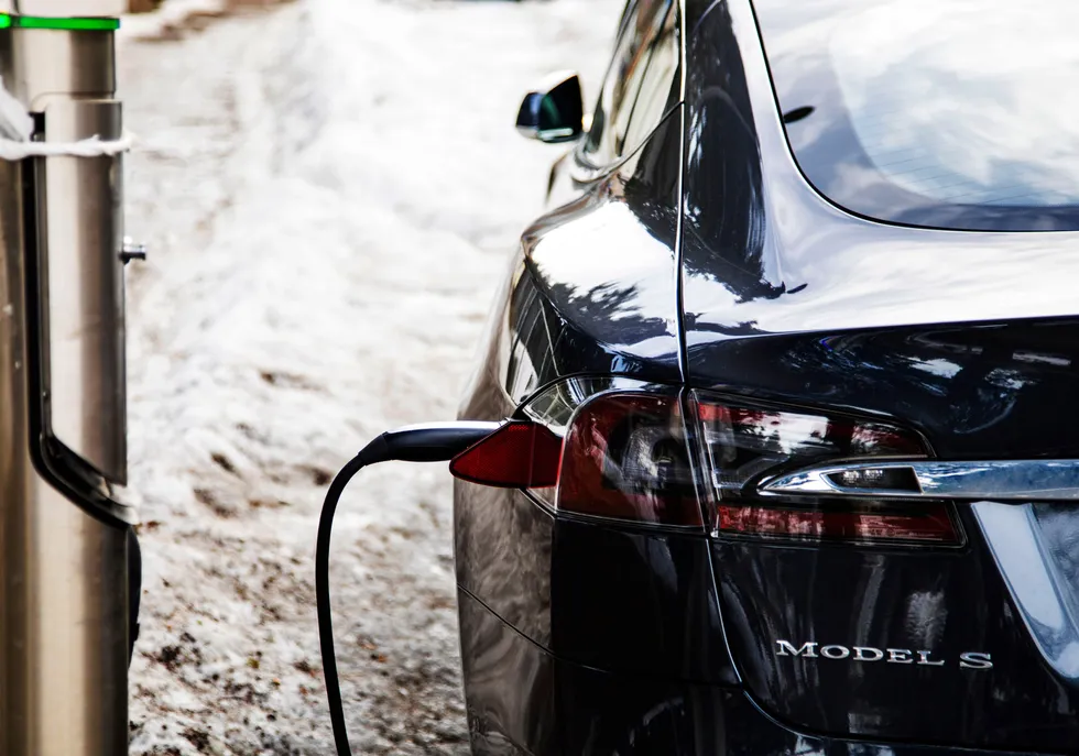 SV følger etter Ap og foreslår moms på de dyreste elbilene i partiets utkast til nytt stortingsprogram. Teslas Model S er blant bilene som vil bli ilagt moms, hvis forslaget går gjennom.