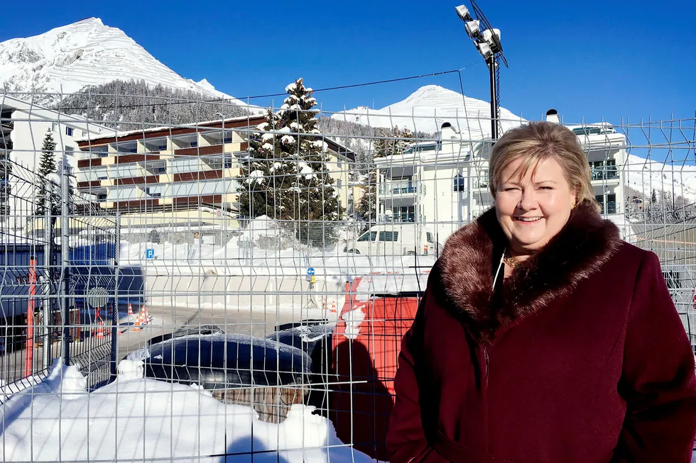 Statsminister Erna Solberg ba oljesjefene samle seg om å kreve en internasjonal pris på karbon før hun hastet til neste møte i Davos. Foto: Jostein Løvås