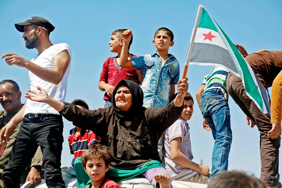 I opprørerkontrollerte Maaret al-Numan nord i Idlib-provinsen protesterer innbyggerne fortsatt mot det syriske regimet. FN har anslått at 10.000 al-Qaida-krigere og deres familier holder til i området. Det gjør at diplomater frykter at kampen om Idlib vil bli særlig blodig.