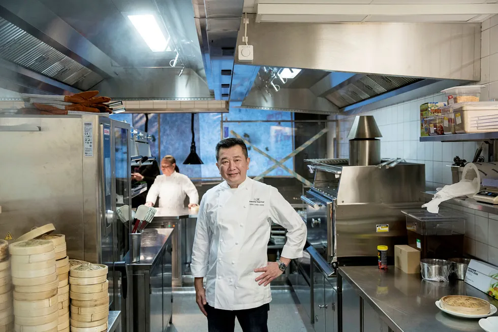 Hektisk: Tre uker før åpning er det frenetisk aktivitet på kjøkkenet til Ling Ling. Øverste kjøkkensjef i Hakkasan, Chef Tong Chee Hwee, er en detaljorientert mann. Foto: Fredrik Bjerknes