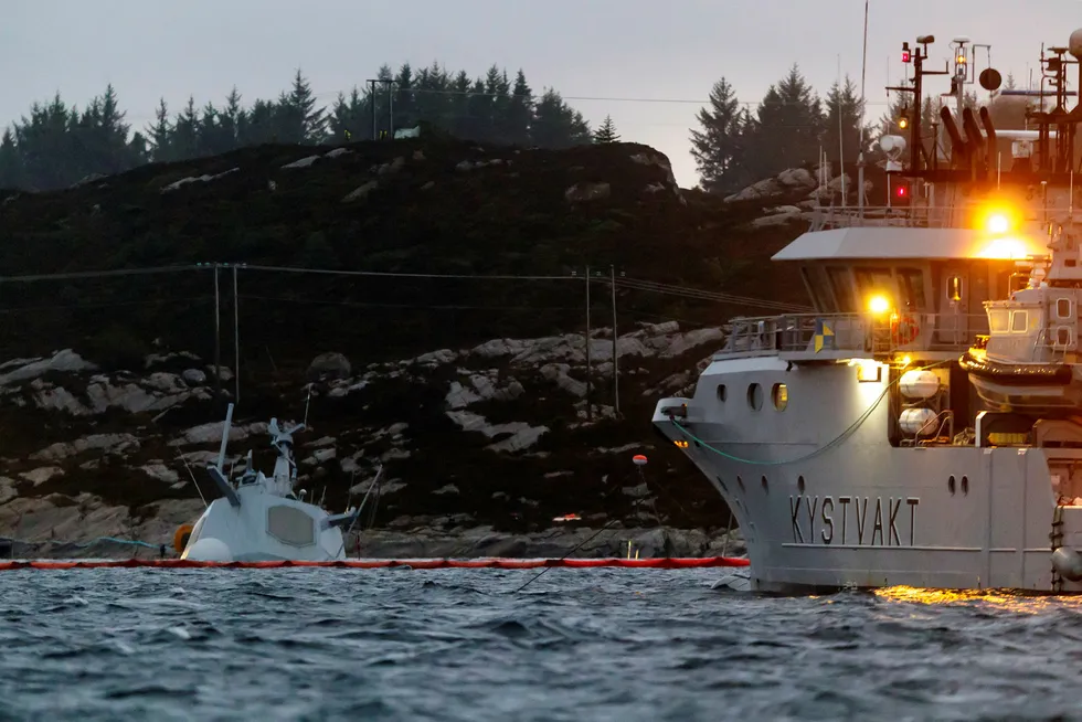 Det pågår kontinuerlig arbeid rundt den havarerte fregatten KNM Helge Ingstad. Havaristen er så vidt synlig over vannskorpen etter at skipet sank ytterligere tirsdag.