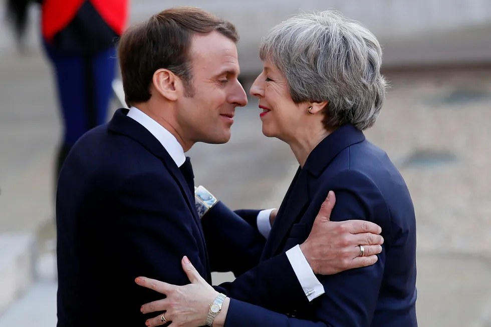 Theresa May ble tatt hjertelig imot av Frankrikes president Emmanuel Macron i Paris tirsdag. Hjemme i London har brexit-forhandlingene med Labour gått i stå.