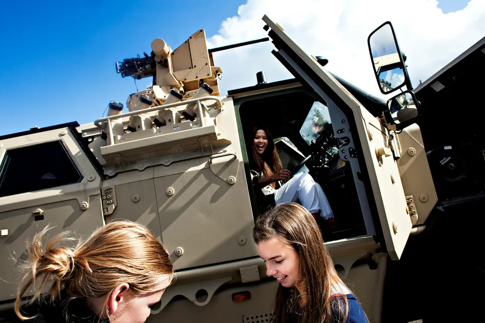 Arbeidet med å få flere kvinner i Forsvaret er ikke godt nok, skriver Berit Svendsen. Her er elever fra videregående skole på aktivitetsdag på Sessvollmoen i 2011.