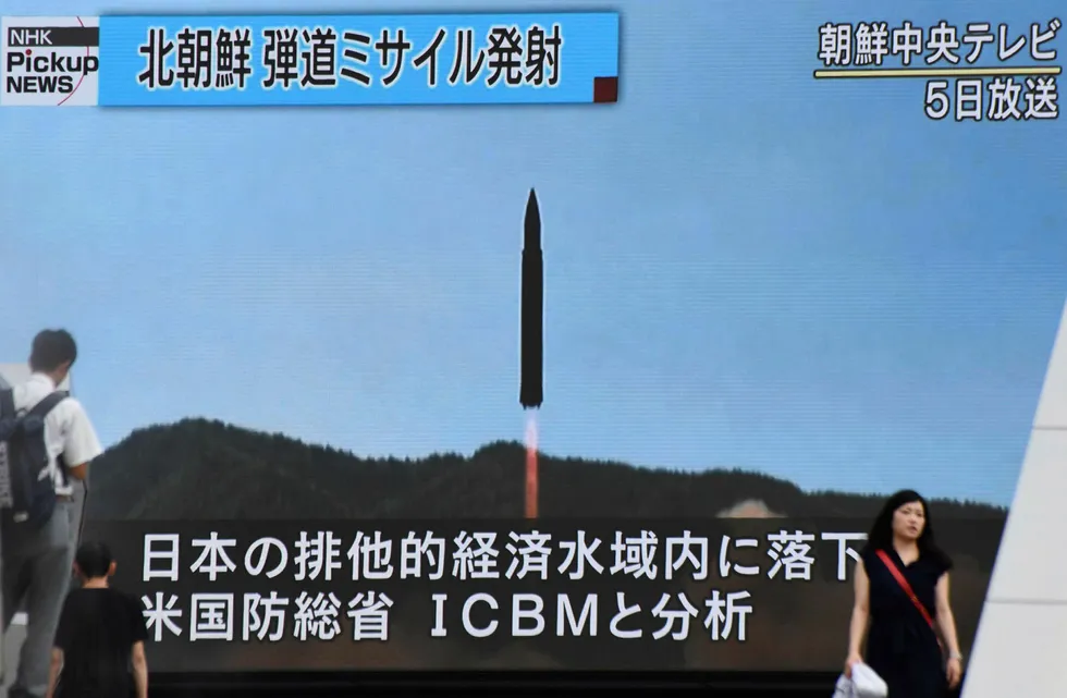 Ifølge det nordkoreanske nyhetsbyråer utarbeides det planer om å skyte fire missiler mot Guam der USA har flere militærbaser. Foto: Kazuhiro Nogi/AFP/NTB Scanpix