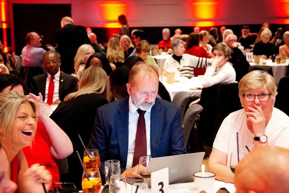 Trond Giske studerer de foreløpige valgtallene på Arbeiderpartiets valgvake i Trondheim.