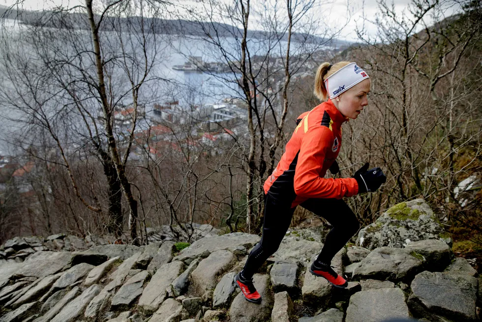 Eli Anne Dvergsdal forsøker å tenke at hun skal åpne rolig under motbakkeløp. Her er hun på vei opp Stoltzen, Bergens berømte motbakke. Foto: Paul S. Amundsen