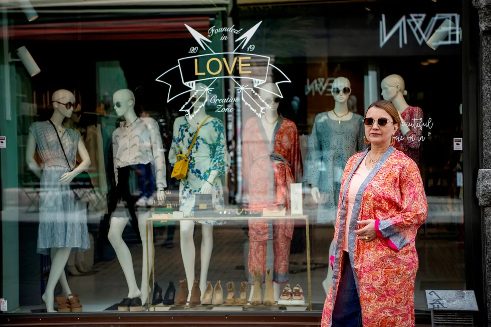 Lise Camilla Øhrling (57) hadde 3 butikker i Oslo, solgte den ene, slo butikken på Frogner konkurs og håper at butikken i Torggata kan overleve med egen designede klær og smykker