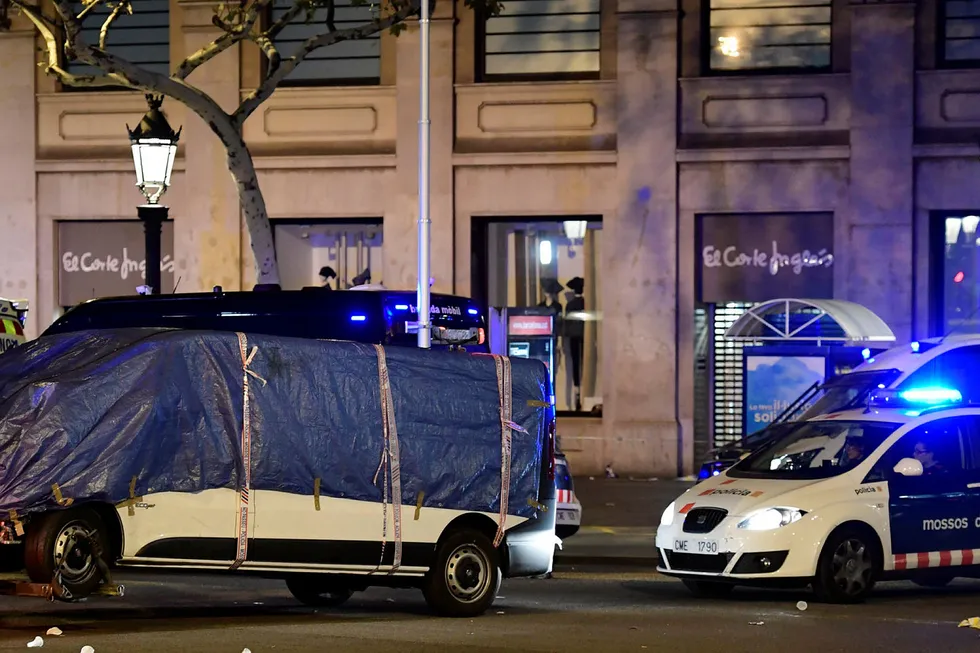 Varebilen som ble benyttet under angrepet i Barcelona ble tauet bort av politiet fredag. Foto: Javier Soriano/AFP/NTB Scanpix