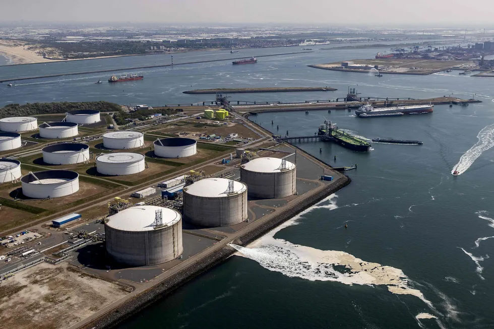 Nederland bygger ny terminal utenfor alle normale saksbehandlingsregler for å motta flytende gass. Dette bildet viser LNG-terminalen på Maasvlakte i Rotterdam.