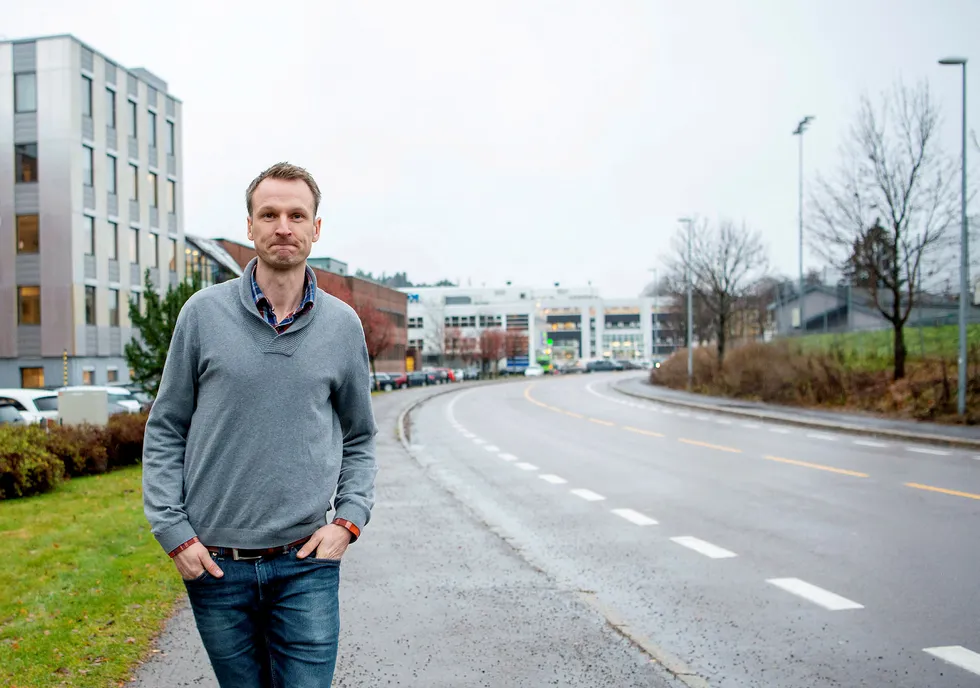 Martin Walberg Bakke sparer hver måned til seg selv og til de to barna sine. Her ved jobben hans ved Bryn i Oslo.