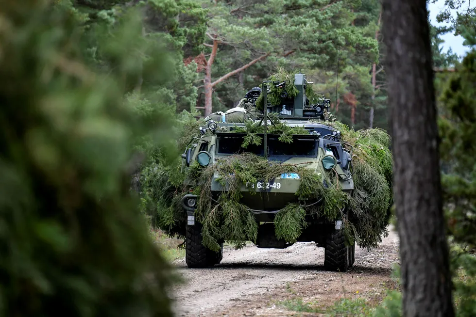Det finske pansrede terrengfartøyet Patria under en felles finsk-svensk øvelse på Gotland ifjor. Nå vil de to landene også samarbeide tettere med USA. Foto: ANDERS WIKLUNDTT/AFP/NTB Scanpix