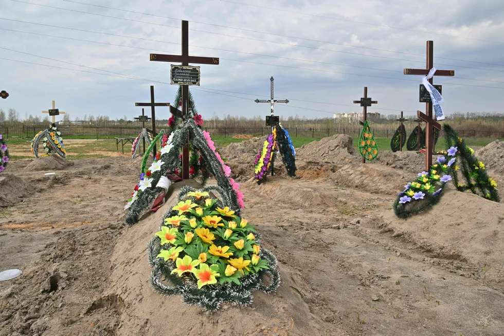 På kirkegården i Butsja ligger sivile som ble skutt og drept på gaten av russiske soldater i mars.