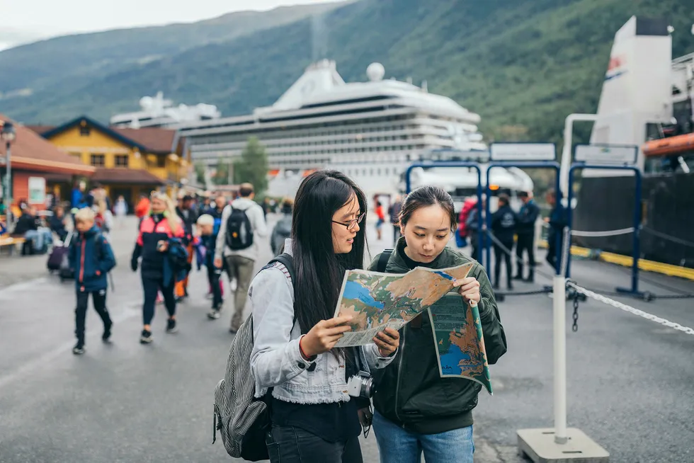 Norge kan tilby turister unike opplevelser, og stadig flere vil ønske seg hit for å oppleve dette. I slutten av juli var Yuxian Hu (til venstre) og Jiabo Duan fra Shanghai på besøk i Flåm. Foto: Johannes Worsøe Berg