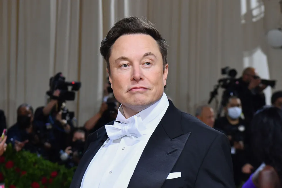 Elon Musk ankommer Met-gallaen 2022.