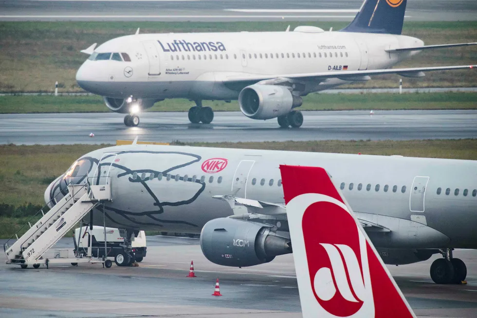 Lufthansa og Easyjet har delt restene av Air Berlin mellom seg. Her på flyplassen i Duesseldorf lyser haleroret på et Air Berlin-fly opp like før overtagelsen, mens et fly fra Lufthansa taxer inn. Foto: MARCEL KUSCH
