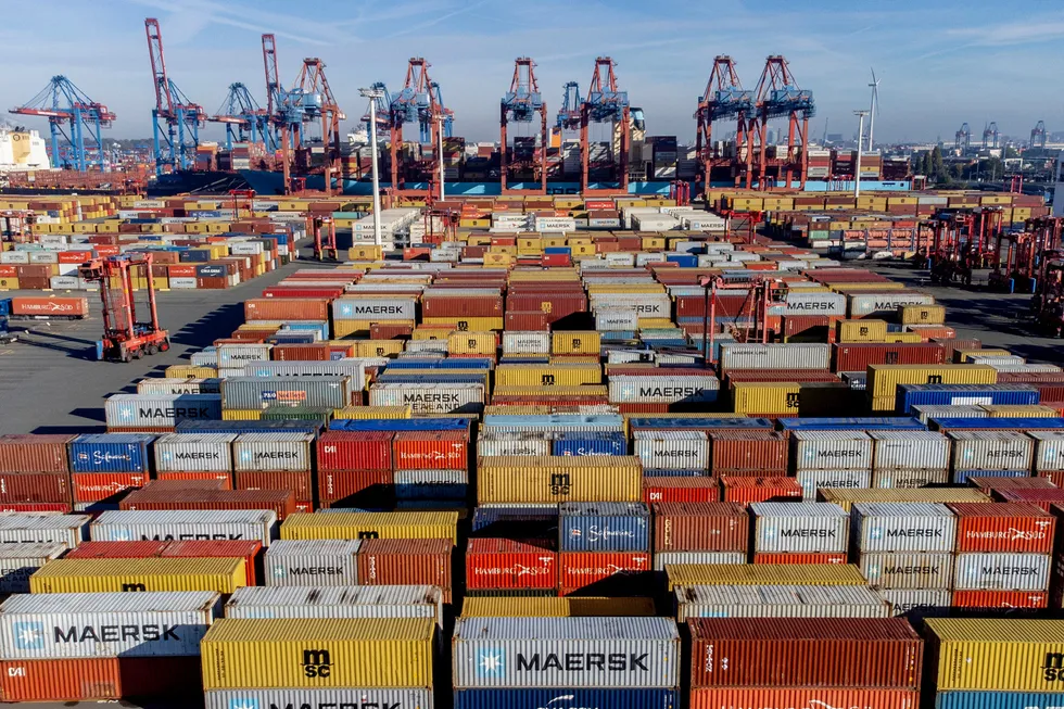 Tyske myndigheter har gitt tillatelse for at det kinesiske selskapet COSCO kan kjøpe en minoritetsandel i landets største containerhavn i Hamburg. Det er frykt for at dette utgjør en sikkerhetsrisiko.
