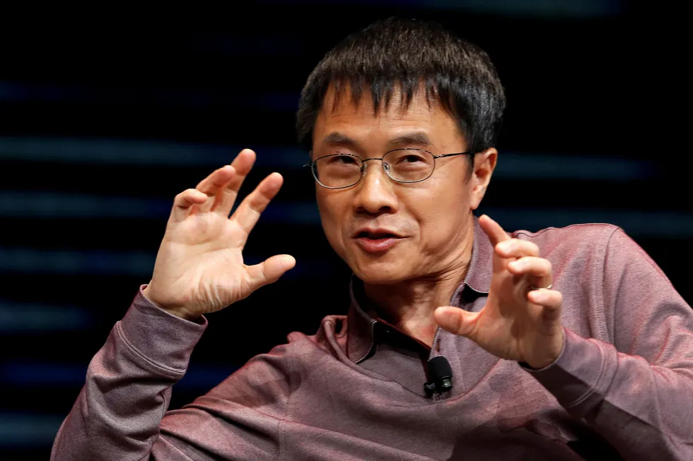Qi Lu, administrerende direktør og nestleder i styret i den kinesiske bilprodusenten Baidu, svarer på sprøsmål under bilmessen i Las Vegas i helgen. Foto: Steve Marcus/Reuters/NTB scanpix