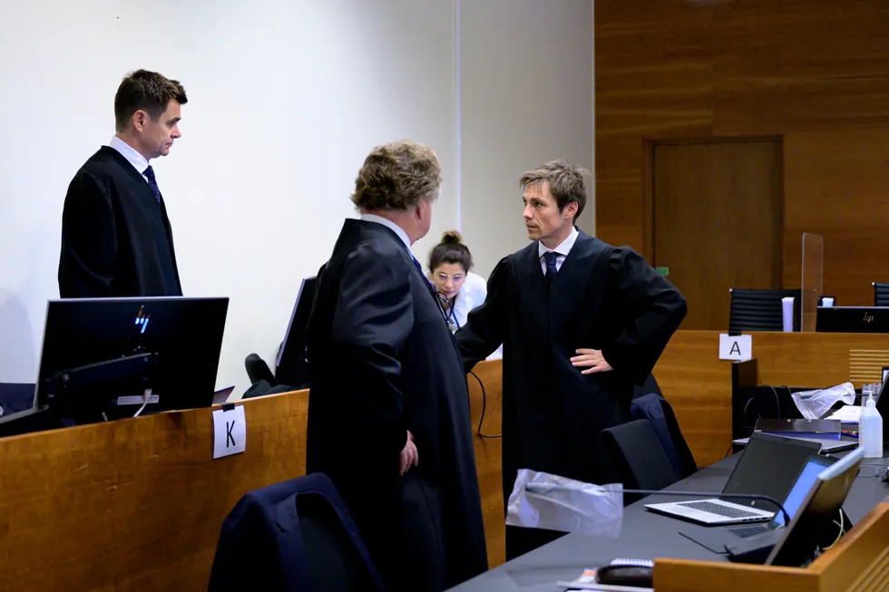 Til venstre: Advokat Fredrik Berg, forsvarer til tiltalt Jan Vestrum. Økokrim-aktor Håvard Kampen til høyre. I midten Hans Peder Bjerke og i bakgrunnen førstekonsulent i Økokrim, Ajin Ahmad Rashiid.