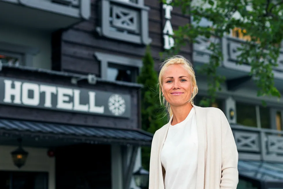 Marte Steimler Torset fryder seg over rekordbesøk av asiatiske gjester på Skogstad Hotell i Hemsedal. Foto: Pål Harald Uthus